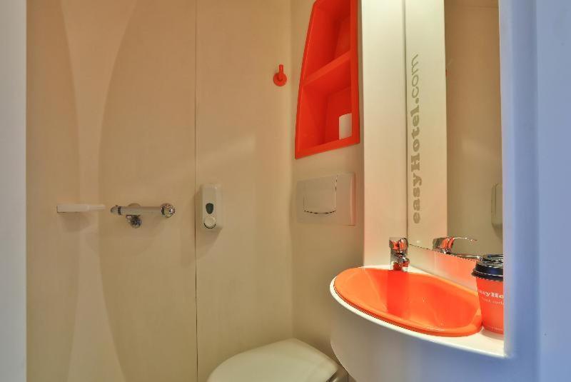 Easyhotel Sofia Room photo